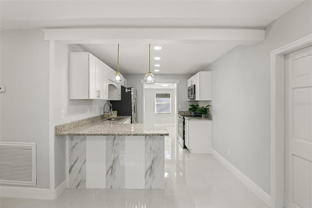 合同活跃: $325,000 (3 贝兹, 2 浴室, 1090 平方英尺)