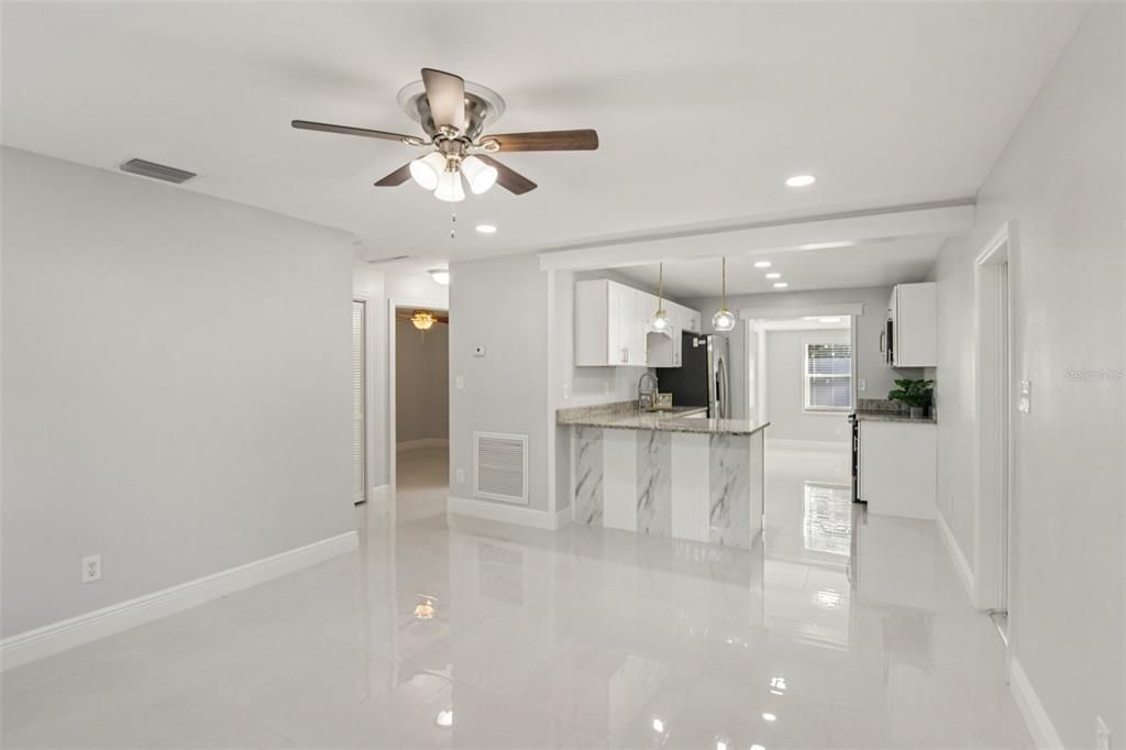 合同活跃: $325,000 (3 贝兹, 2 浴室, 1090 平方英尺)