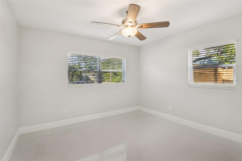 合同活跃: $325,000 (3 贝兹, 2 浴室, 1090 平方英尺)