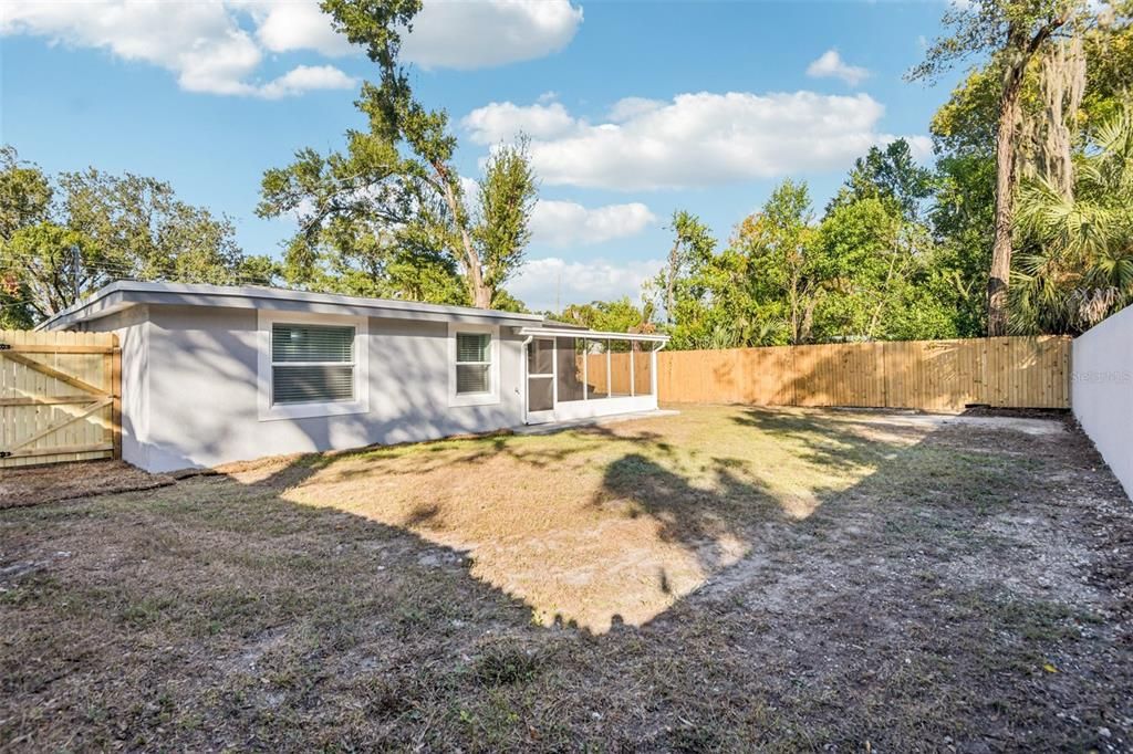 合同活跃: $325,000 (3 贝兹, 2 浴室, 1090 平方英尺)