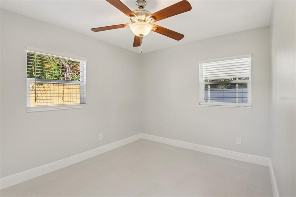 合同活跃: $325,000 (3 贝兹, 2 浴室, 1090 平方英尺)