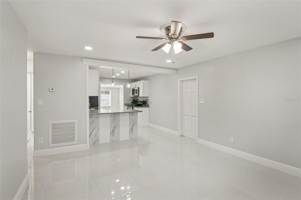 合同活跃: $325,000 (3 贝兹, 2 浴室, 1090 平方英尺)