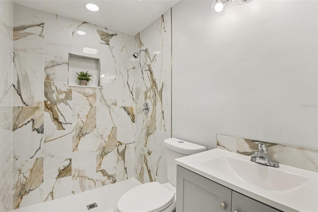 合同活跃: $325,000 (3 贝兹, 2 浴室, 1090 平方英尺)