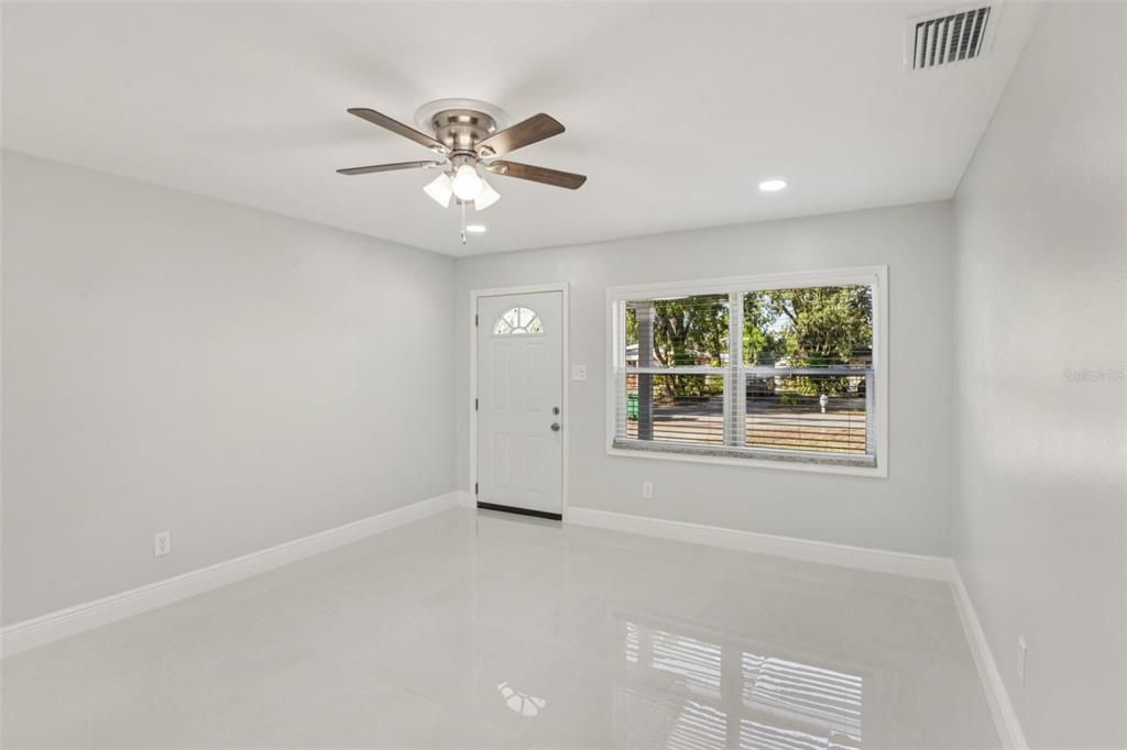 合同活跃: $325,000 (3 贝兹, 2 浴室, 1090 平方英尺)