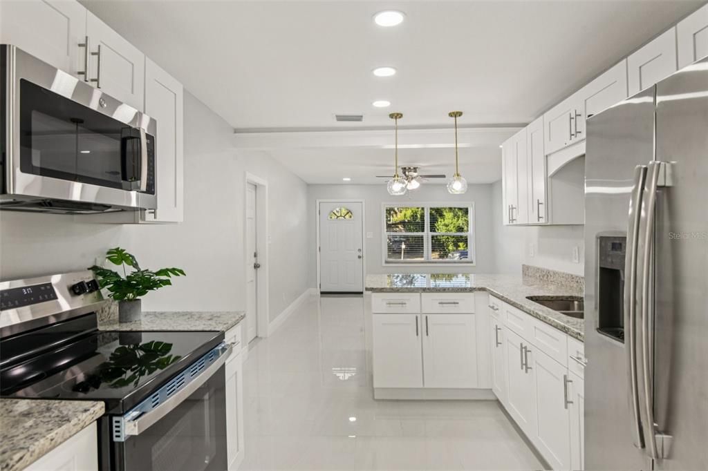 合同活跃: $325,000 (3 贝兹, 2 浴室, 1090 平方英尺)