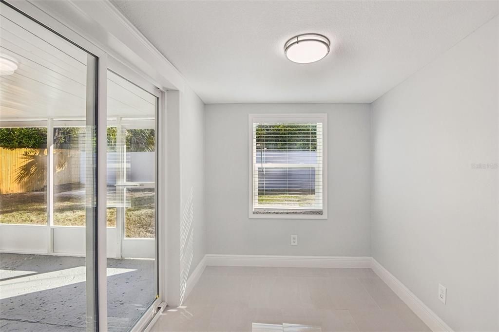 合同活跃: $325,000 (3 贝兹, 2 浴室, 1090 平方英尺)