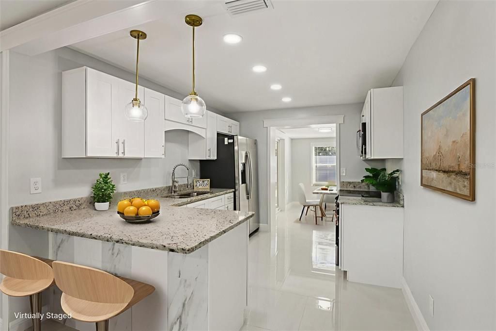 合同活跃: $325,000 (3 贝兹, 2 浴室, 1090 平方英尺)