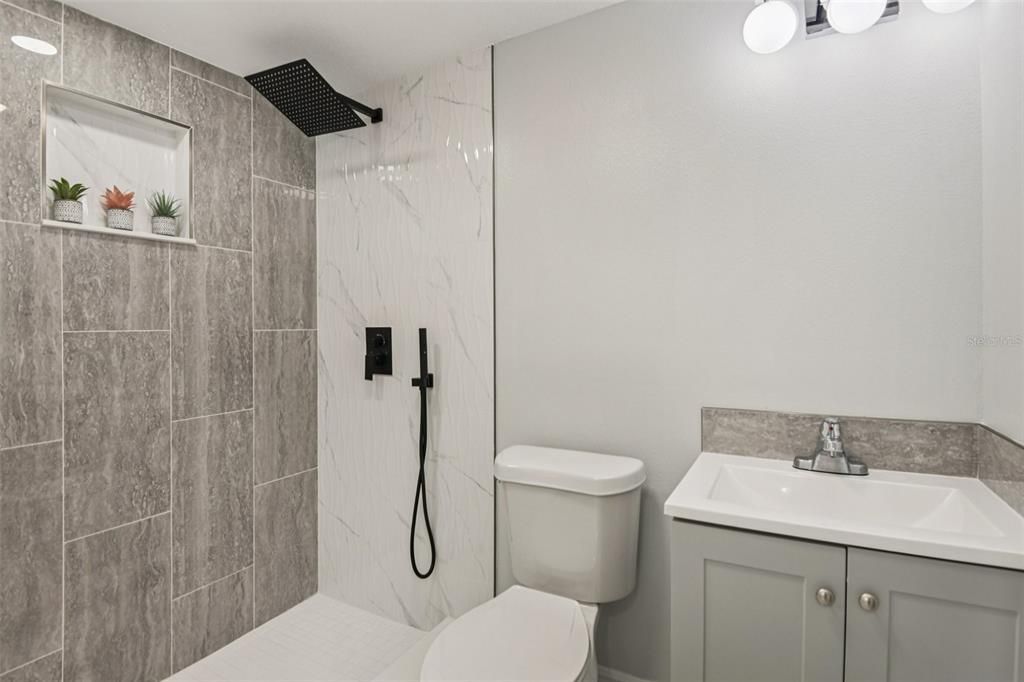 合同活跃: $325,000 (3 贝兹, 2 浴室, 1090 平方英尺)