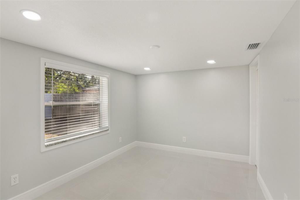 合同活跃: $325,000 (3 贝兹, 2 浴室, 1090 平方英尺)