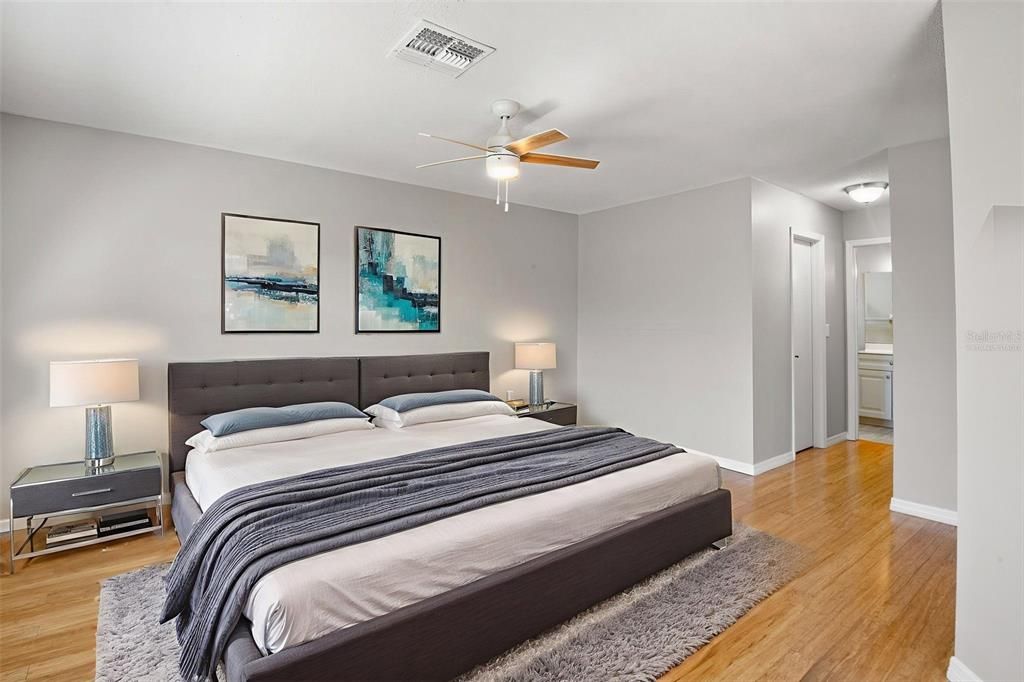 合同活跃: $249,900 (2 贝兹, 2 浴室, 1857 平方英尺)