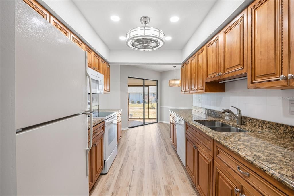 合同活跃: $249,900 (2 贝兹, 2 浴室, 1857 平方英尺)