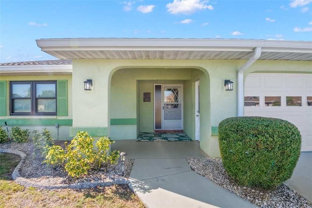 合同活跃: $249,900 (2 贝兹, 2 浴室, 1857 平方英尺)