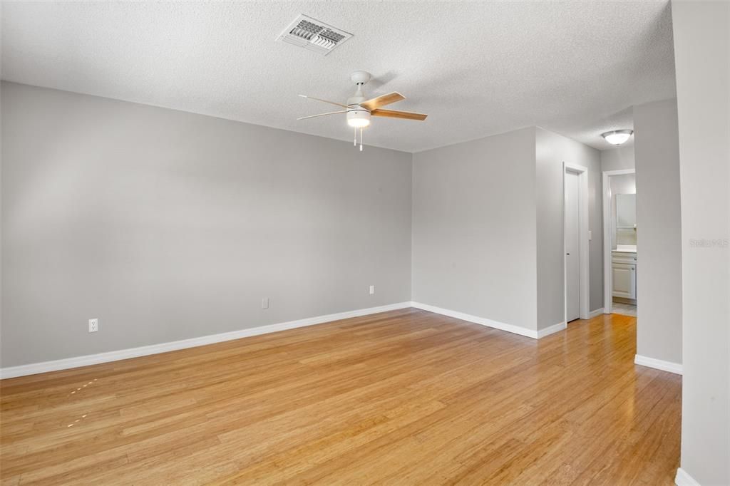 合同活跃: $249,900 (2 贝兹, 2 浴室, 1857 平方英尺)