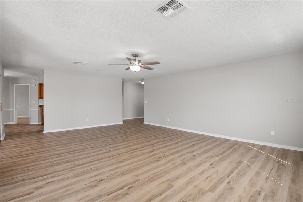 合同活跃: $249,900 (2 贝兹, 2 浴室, 1857 平方英尺)