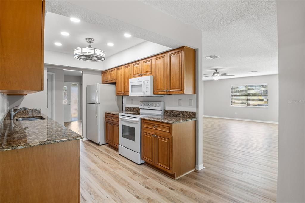 合同活跃: $249,900 (2 贝兹, 2 浴室, 1857 平方英尺)