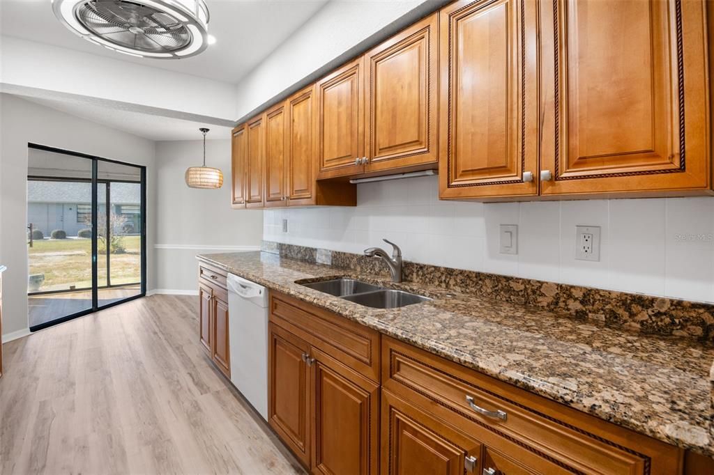 合同活跃: $249,900 (2 贝兹, 2 浴室, 1857 平方英尺)