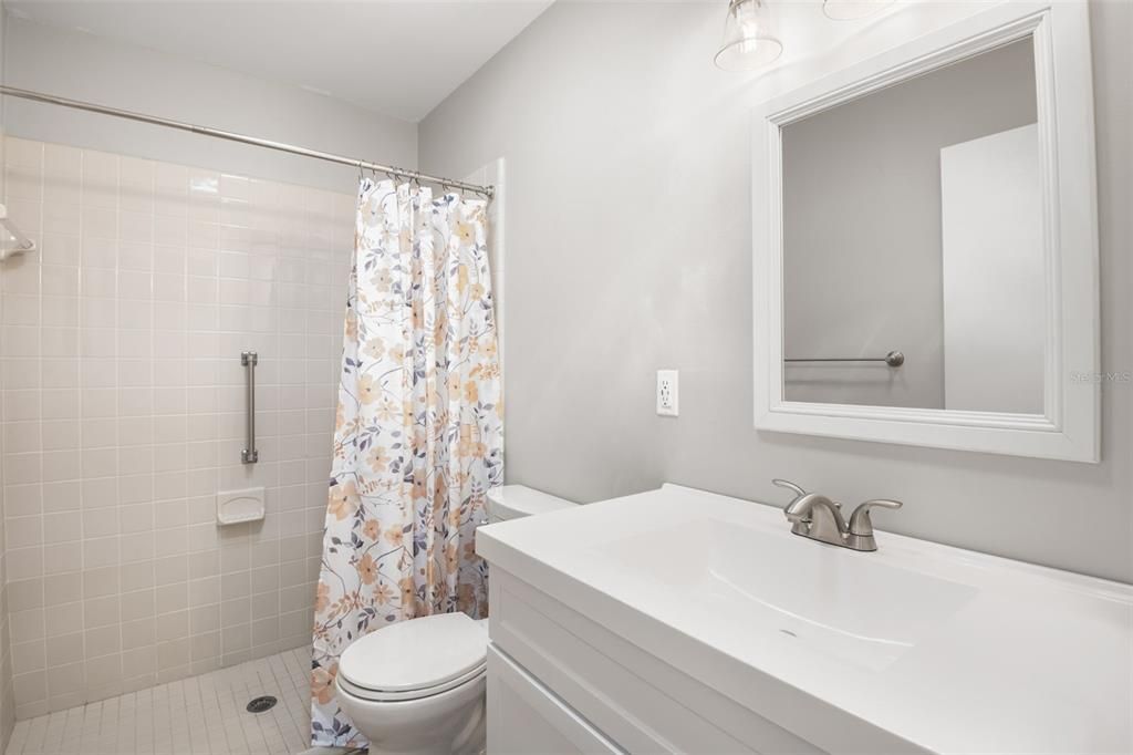 合同活跃: $249,900 (2 贝兹, 2 浴室, 1857 平方英尺)