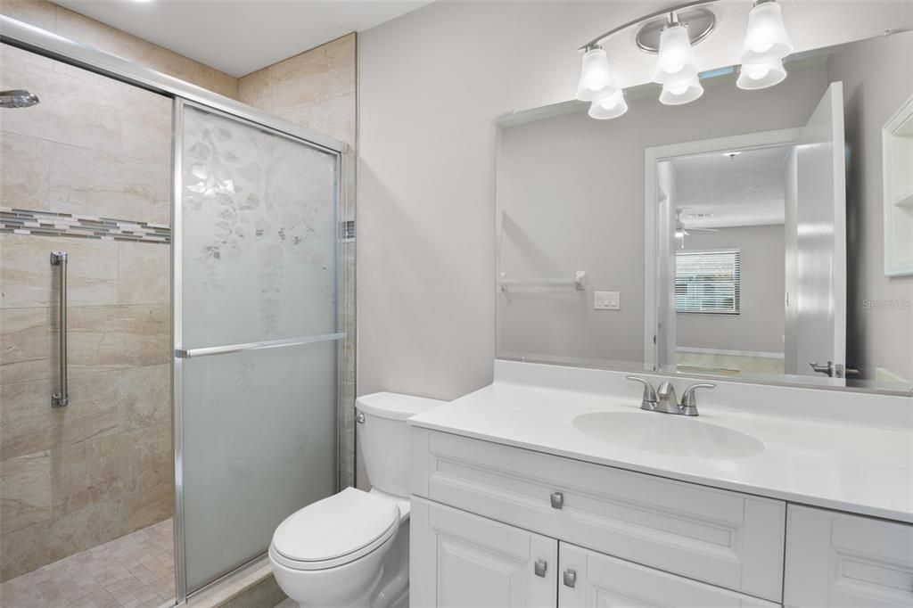 合同活跃: $249,900 (2 贝兹, 2 浴室, 1857 平方英尺)