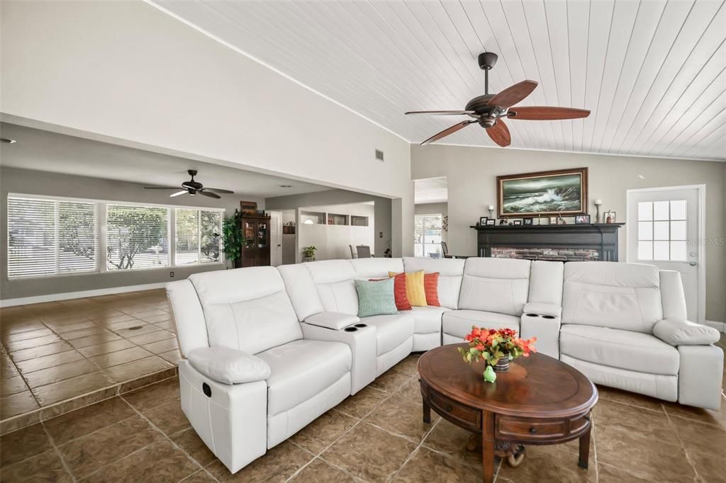 For Sale: $1,499,999 (2 beds, 2 baths, 2119 Square Feet)