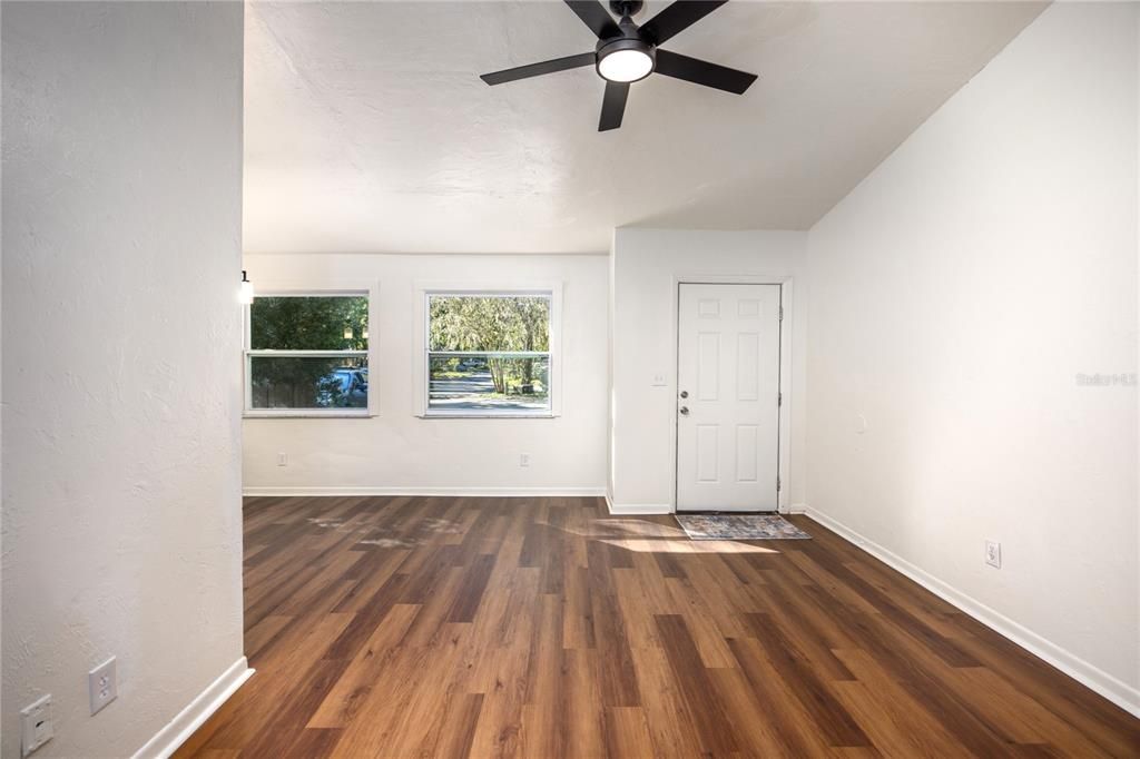 For Sale: $139,950 (2 beds, 1 baths, 788 Square Feet)