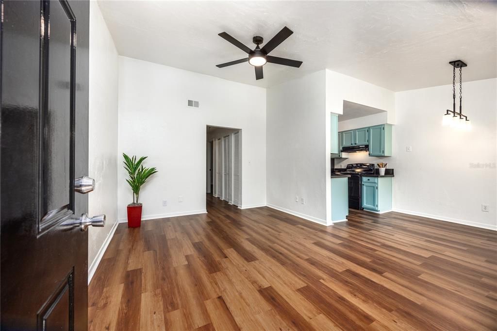 For Sale: $139,950 (2 beds, 1 baths, 788 Square Feet)