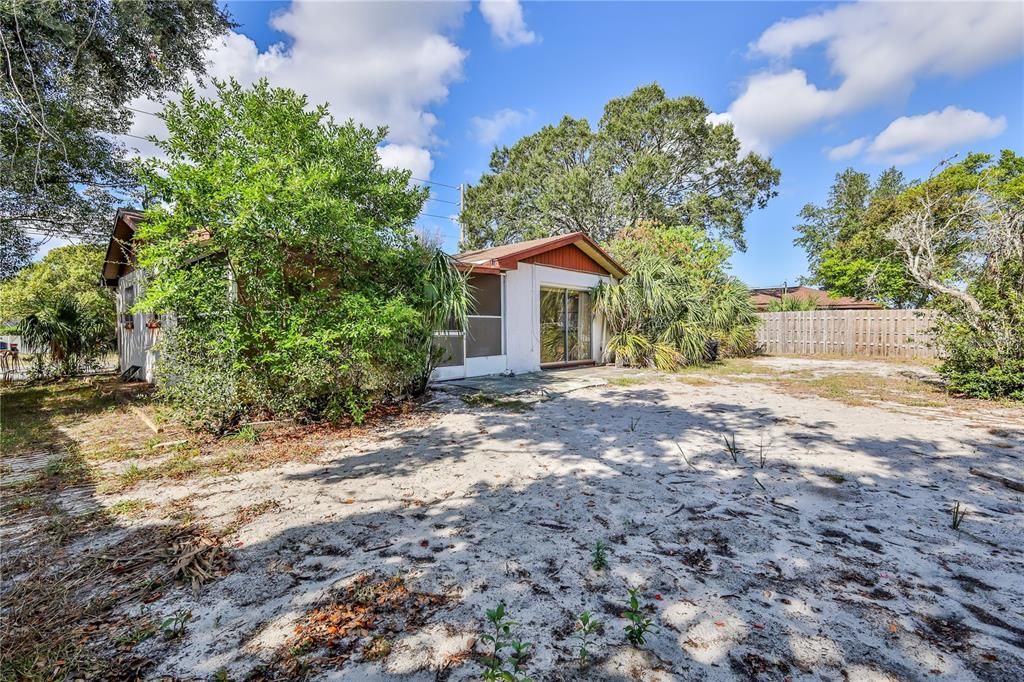 For Sale: $199,000 (2 beds, 1 baths, 1096 Square Feet)