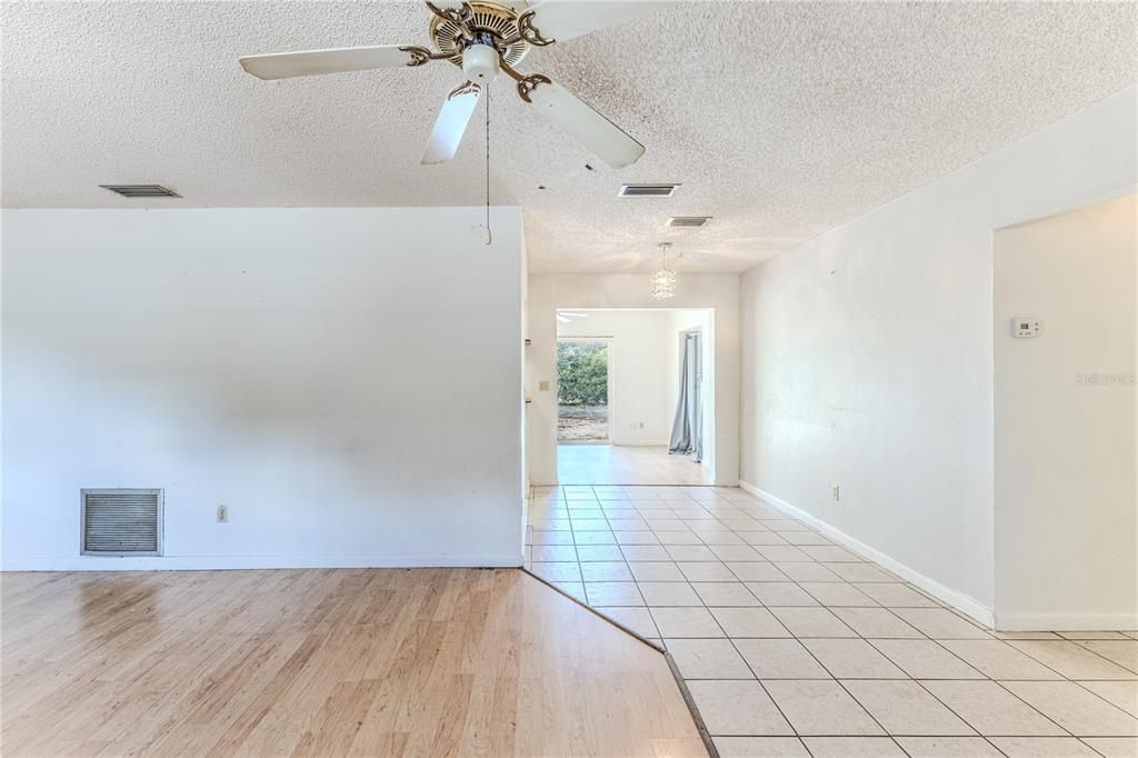 For Sale: $199,000 (2 beds, 1 baths, 1096 Square Feet)