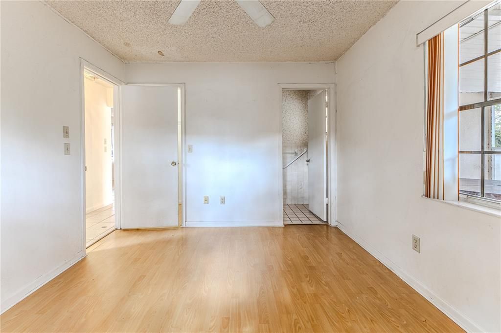 For Sale: $199,000 (2 beds, 1 baths, 1096 Square Feet)