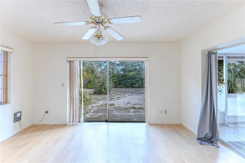 For Sale: $199,000 (2 beds, 1 baths, 1096 Square Feet)