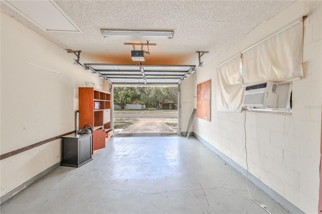 For Sale: $199,000 (2 beds, 1 baths, 1096 Square Feet)