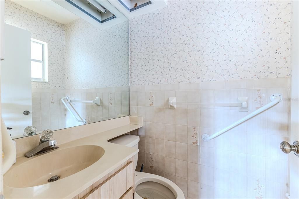 For Sale: $199,000 (2 beds, 1 baths, 1096 Square Feet)