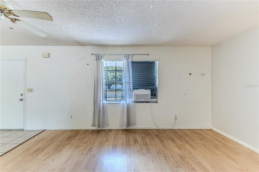 For Sale: $199,000 (2 beds, 1 baths, 1096 Square Feet)