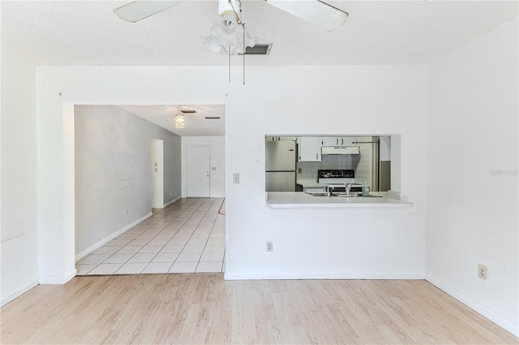 For Sale: $199,000 (2 beds, 1 baths, 1096 Square Feet)