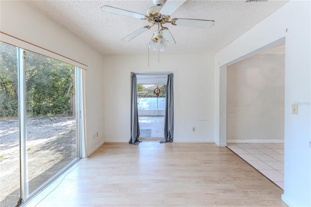 For Sale: $199,000 (2 beds, 1 baths, 1096 Square Feet)