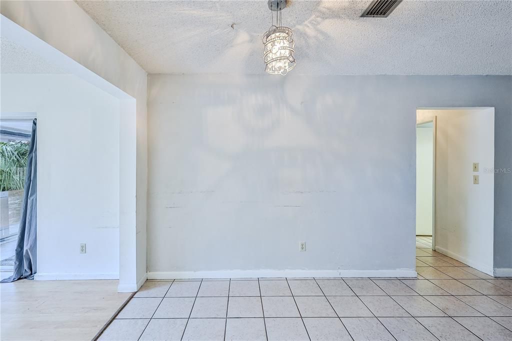 For Sale: $199,000 (2 beds, 1 baths, 1096 Square Feet)