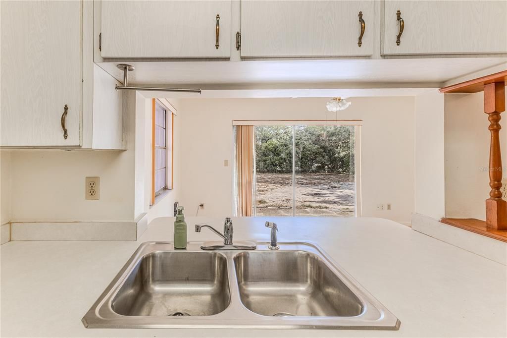 For Sale: $199,000 (2 beds, 1 baths, 1096 Square Feet)