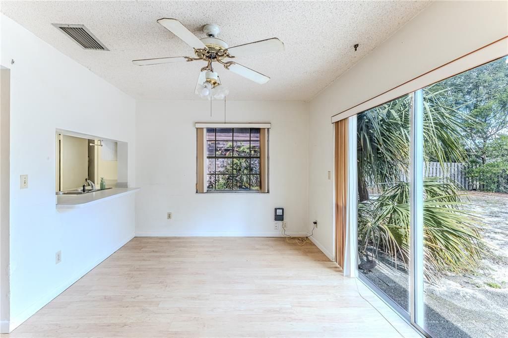 For Sale: $199,000 (2 beds, 1 baths, 1096 Square Feet)