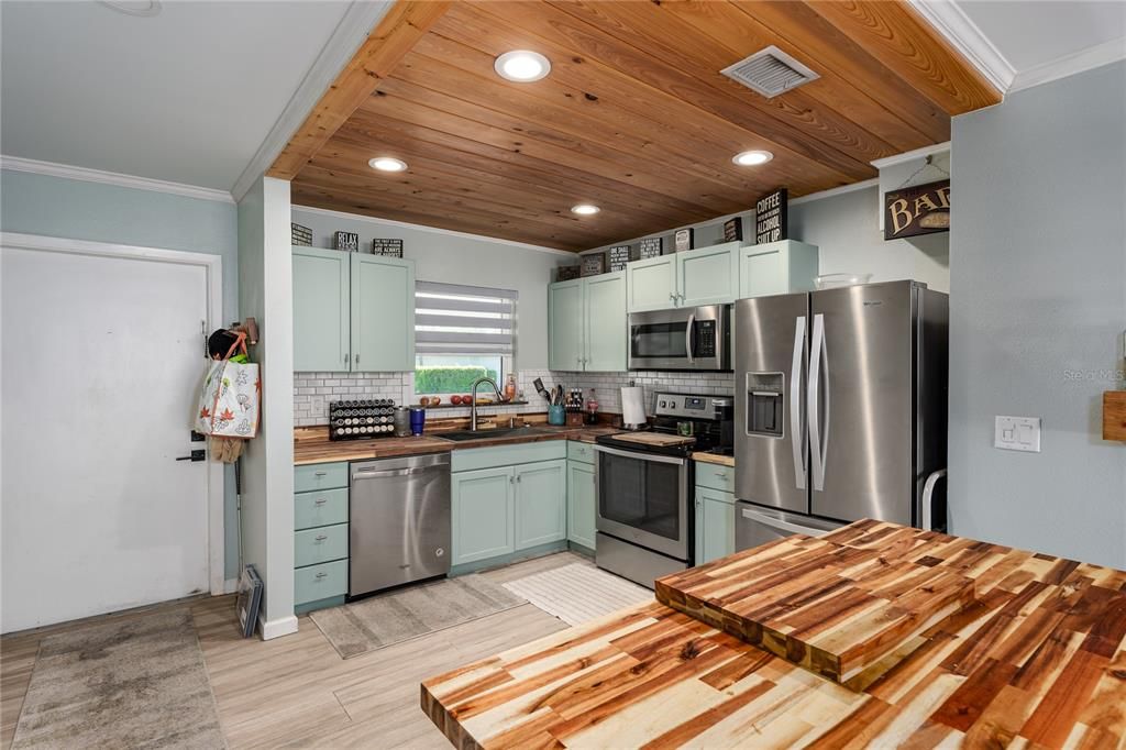 For Rent: $1,800 (2 beds, 1 baths, 759 Square Feet)