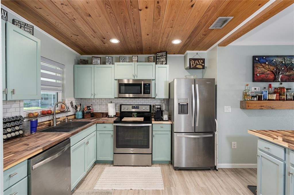 For Rent: $1,800 (2 beds, 1 baths, 759 Square Feet)