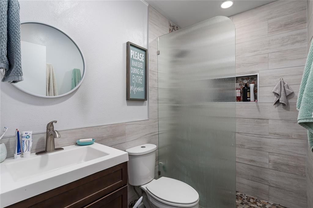 For Rent: $1,800 (2 beds, 1 baths, 759 Square Feet)