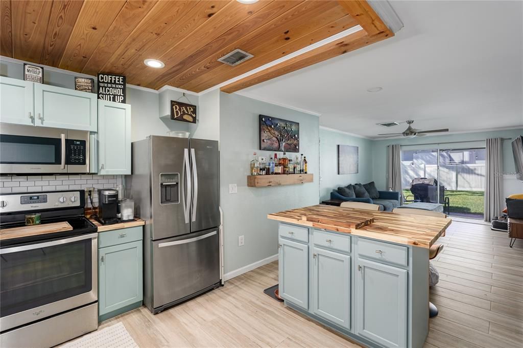 For Rent: $1,800 (2 beds, 1 baths, 759 Square Feet)