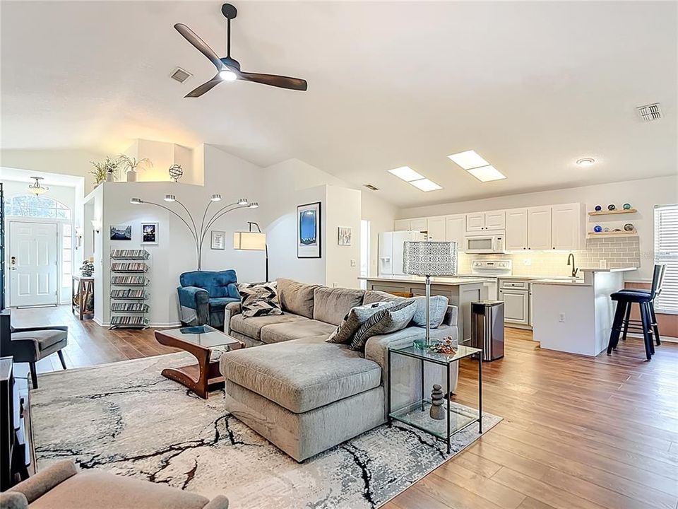 Active With Contract: $330,000 (3 beds, 2 baths, 1583 Square Feet)