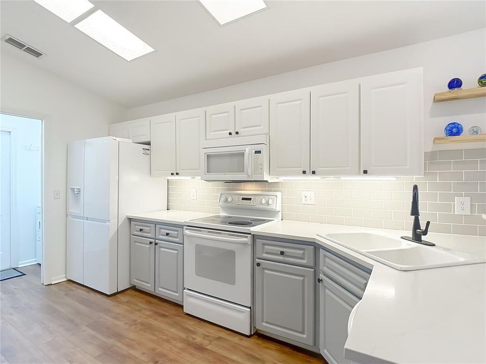 Active With Contract: $330,000 (3 beds, 2 baths, 1583 Square Feet)