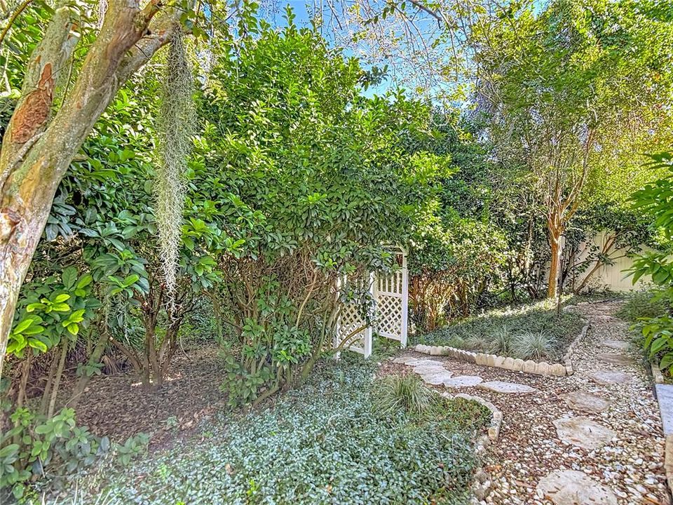 Active With Contract: $330,000 (3 beds, 2 baths, 1583 Square Feet)