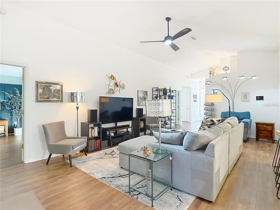 Active With Contract: $330,000 (3 beds, 2 baths, 1583 Square Feet)