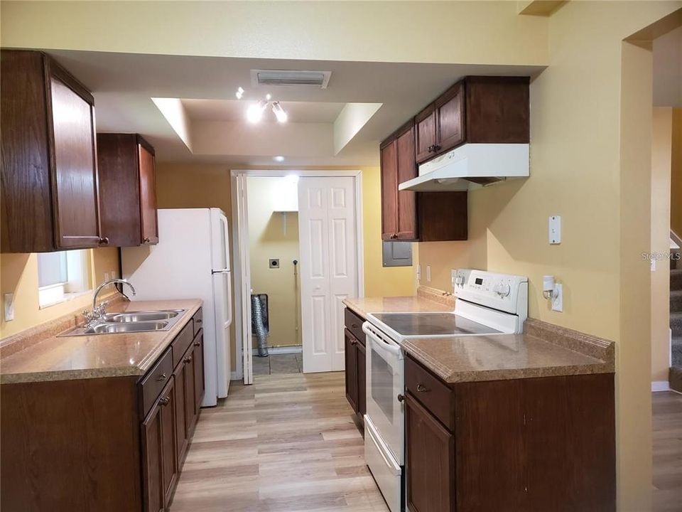 For Rent: $1,650 (2 beds, 1 baths, 1048 Square Feet)