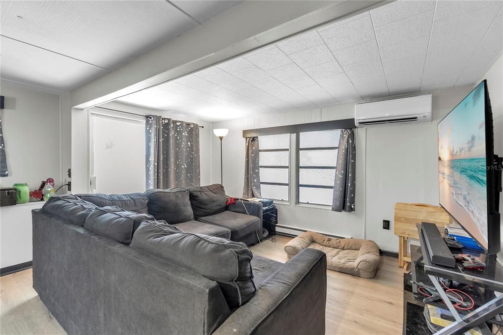 For Sale: $125,000 (2 beds, 1 baths, 760 Square Feet)