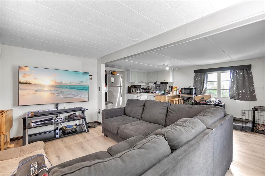 For Sale: $125,000 (2 beds, 1 baths, 760 Square Feet)