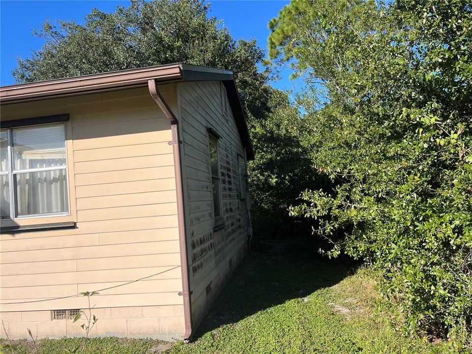 Active With Contract: $145,000 (3 beds, 2 baths, 1152 Square Feet)