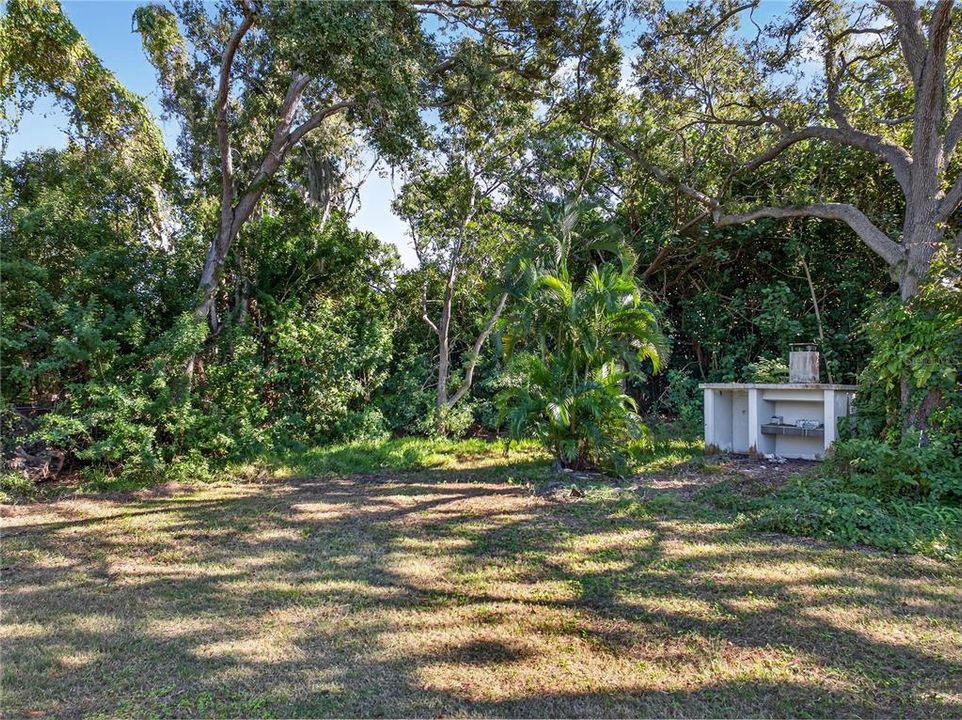 合同活跃: $999,000 (1.37 acres)